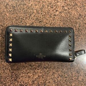 Valentino Garavanti Rockstud Black Zip Around Wallet